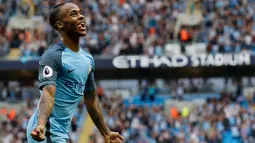 Raheem Sterling melakukan selebrasi usai mencetak gol kegawang West Ham United di liga Inggris di Stadion Etihad, Inggris (28/8). Sterling tampil kurang maksimal pada musim lalu dan timnas Inggris pada Piala Eropa lalu. (Reuters/Darren Staples)