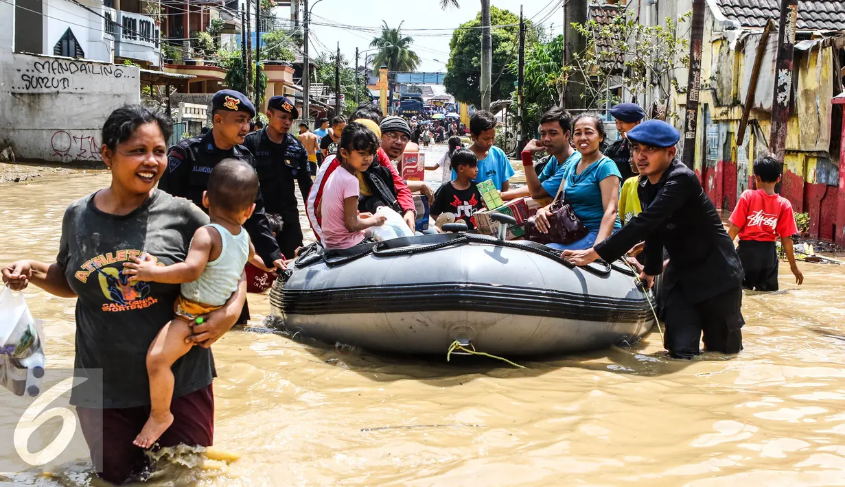 Petugas mengevakuasi warga menggunakan perahu karet di Perumahan PGP Jatiasih, Bekasi, Jawa Barat, Jumat (22/4). Ketinggian air mencapai 1,5 meter dari sebelumnya ketinggian mencapai hampir 4 meter. (Liputan6.com/Fery Pradolo)