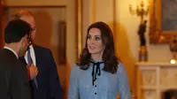 Pangeran William dan Kate Middleton setibanya menghadiri perayaan Hari Kesehatan Mental Sedunia di Istana Buckingham, London, Selasa (10/10). Kate Middleton tampil cantik dalam balutan gaun lace biru keluaran Temperley London (Heathcliff O'Malley/pool AP)