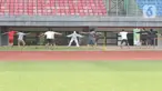 Sejumlah pasien berstatus orang tanpa gejala (OTG) senam bersama tim medis di Stadion Patriot Chandrabaga, Bekasi, Jawa Barat, Minggu (27/9/2020). Dari 28 pasien OTG, beberapa di antaranya mengikuti senam di arena stadion karena masih menunggi hasil pemeriksaan. (Liputan6.com/Herman Zakharia)
