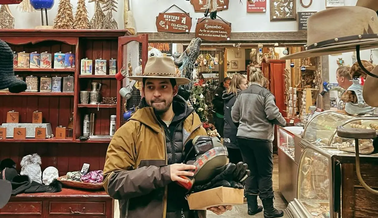 Seru liburan ke Amerika Serikat, keduanya pun banyak belanja souvenir khas tempat tersebut. Terlihat Nadif, kekasih dari Anya Geraldine ini membeli perlengkpan musim dingin hingga topi kulit bundar khas Amerika. (Liputan6.com/IG/@anyageraldine)