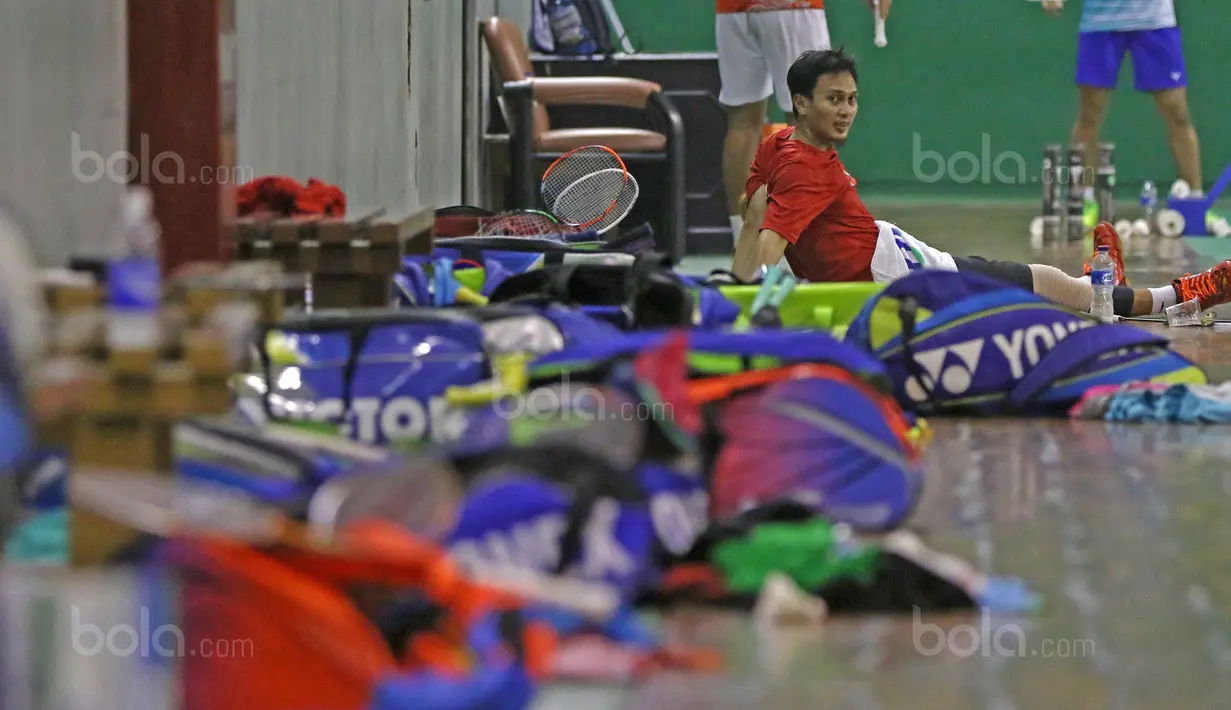 Atlet Bulutangkis Indonesia, Mohammad Ahsan beristirahat sejenak usai beratih di Cipayung, Jakarta Timur, Senin (14/8/2017). Tim Bulutangkis akan menghadapi dua event besar yaitu SEA Games 2017 dan BWF World Championship. (Bola.com/Nicklas Hanoatubun)