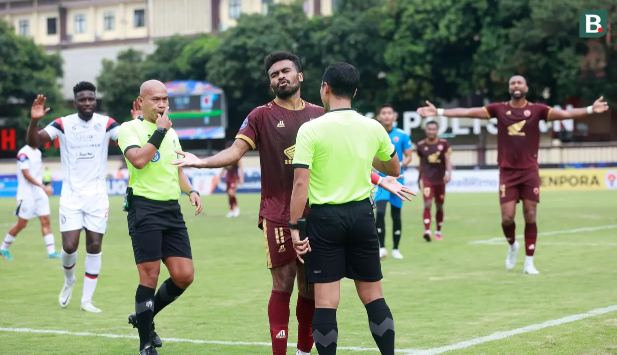 Pemain PSM Makassar, Yance Sayuri melakukan protes kepada wasit saat melawan Arema FC pada laga BRI Liga 1 2022/2023 di Stadion PTIK, Jakarta, Sabtu (4/2/2023). PSM Makassar menang dengan skor 1-0. (Bola.com/M Iqbal Ichsan)