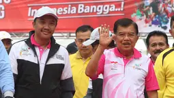 Wakil Presiden RI Jusuf Kalla didampingi Menteri Pemuda dan Olah Raga Imam Nahrowi hadir pada peluncuran Logo Asian Games ke 18 di Jakarta-Palembang, Minggu (27/12/2015). (Bola.com/Nicklas Hanoatubun)