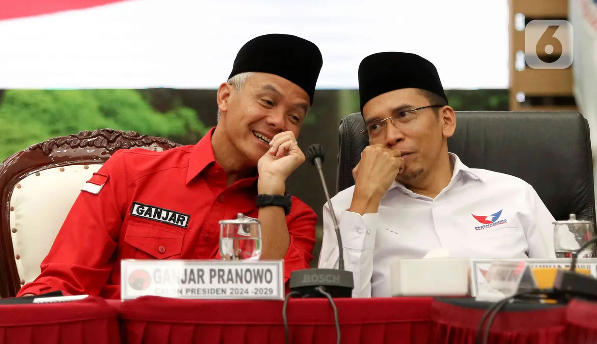 Bakal calon presiden dari PDIP Ganjar Pranowo dan Ketua Harian DPP Perindo TGB Muhammad Zainul Majdi berbincang disela acara penandatanganan kerja sama politik PDIP dengan Partai Perindo di Kantor DPP PDIP, Jakarta, Jumat (9/6/2023). (Liputan6.com/Herman Zakharia)