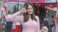 Luna Maya saat memamerkan suasana di TPS saat nyoblos pada hari Pemilu 2024. (Instagram @lunamaya)