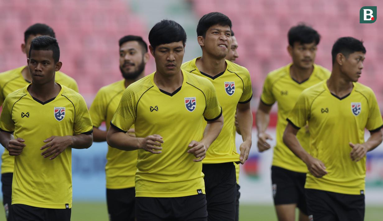 Para pemain Thailand berlari santai saat latihan di Stadion Rajamangala, Bangkok, Jumat (16/11). Latihan ini persiapan jelang laga Piala AFF 2018 melawan Timnas Indonesia. (Bola.com/M. Iqbal Ichsan)