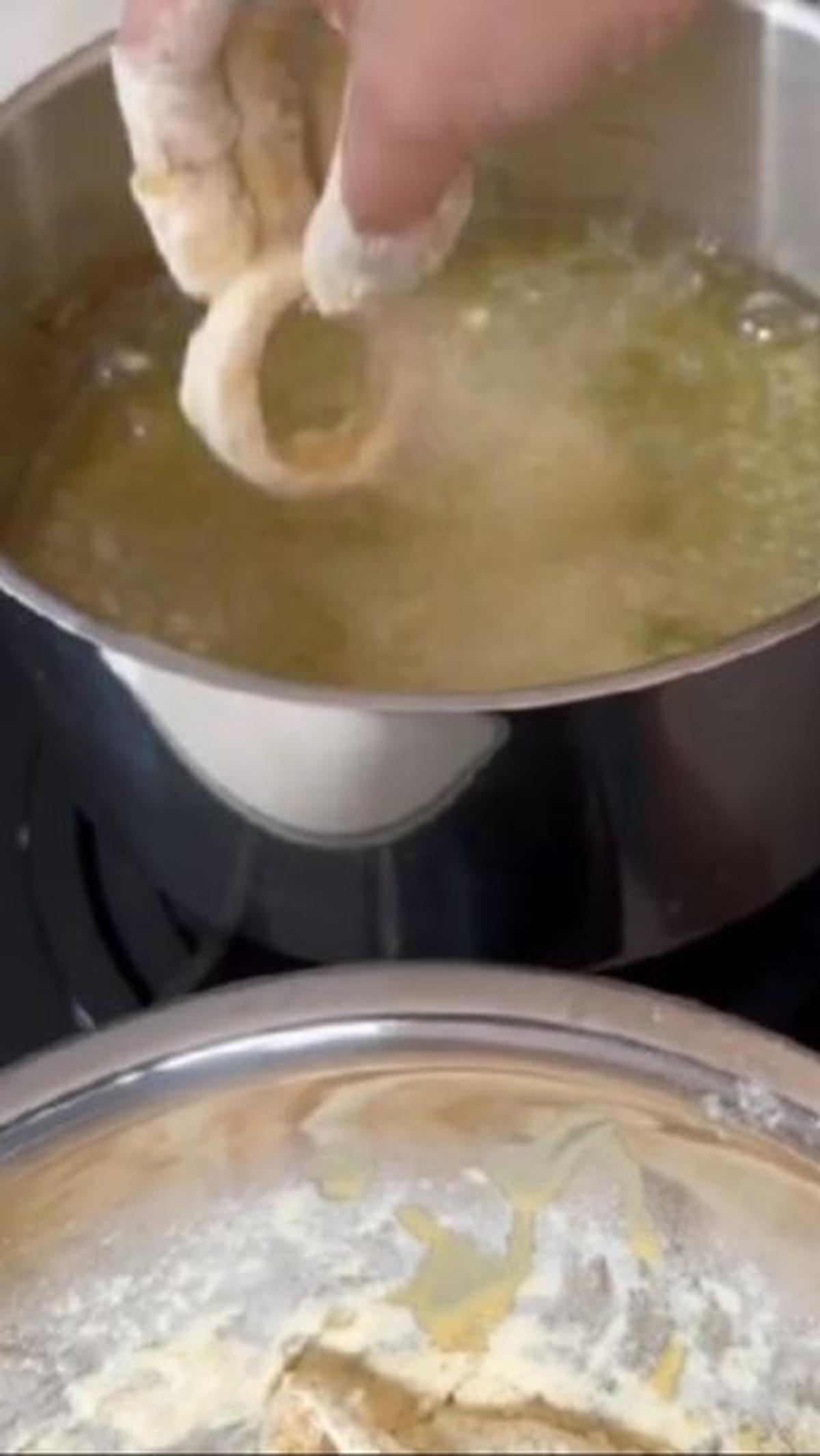 <b>4. Goreng di Minyak Panas</b>