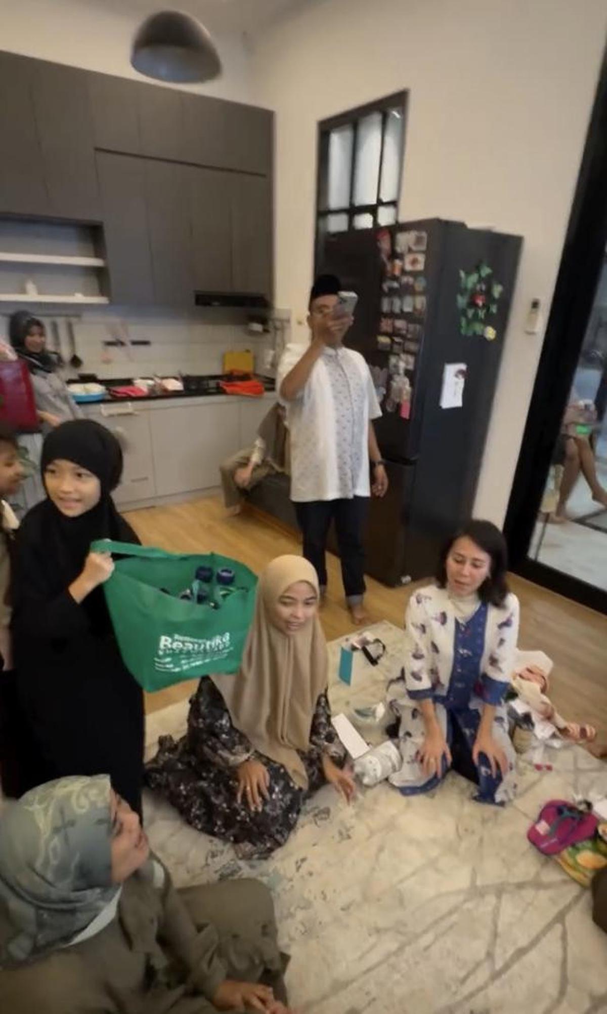 Potret Ruang Keluarga Rumah Tantri Kotak dan Arda/Instagram/@tantrisyalindri