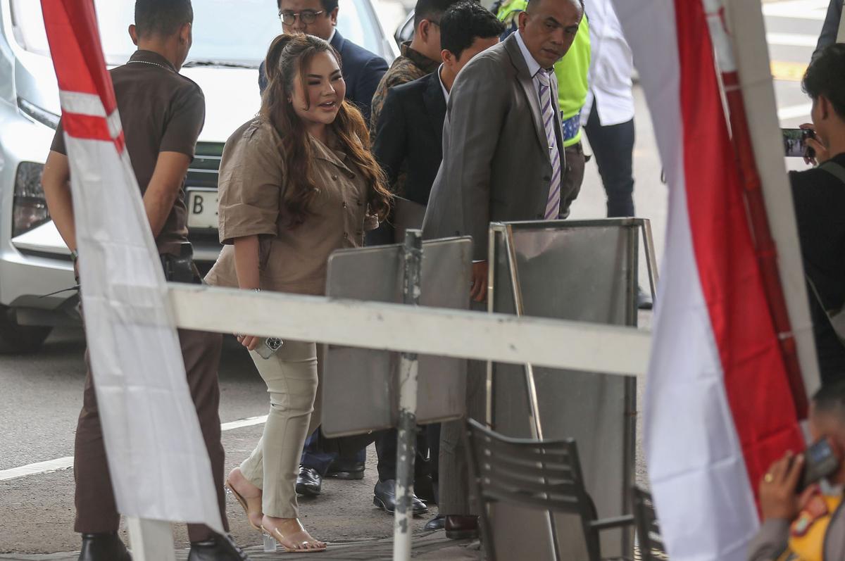 FOTO: Selebgram Lisa Mariana Penuhi Panggilan KPK