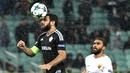 Kapten Qarabag FK, Rashad Sadygov  (kiri) menghalau bola dari kejaran pemain pemain AS Roma, Gregoire Defrel pada laga grup C Liga Champions di Baki Olimpiya Stadionu, Baku, (27/9/2017). AS Roma menang 2-1. (AFP/Vano Shlamov)