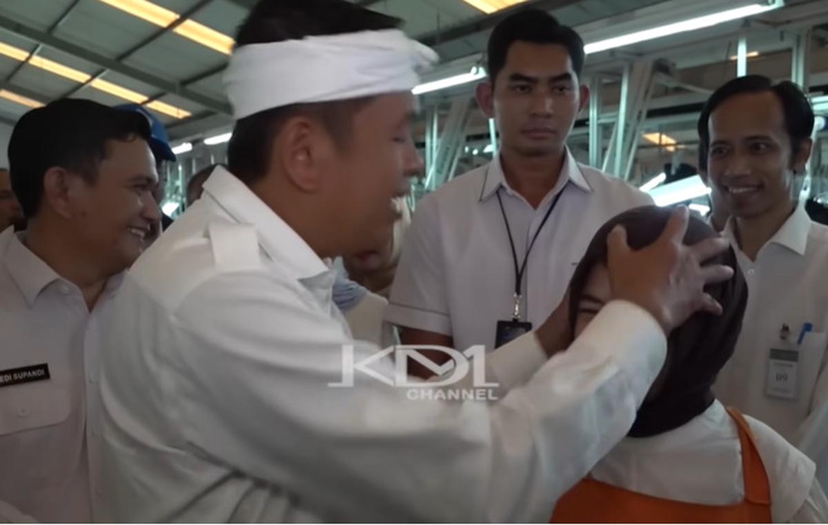 Kasih Sayang Dedi Mulyadi Saat Sambangi Pabrik, Elus-elus Kepala Karyawan 'Upahnya Masih Kecil Rp2,4 yang Penting Ada Kerjaan'