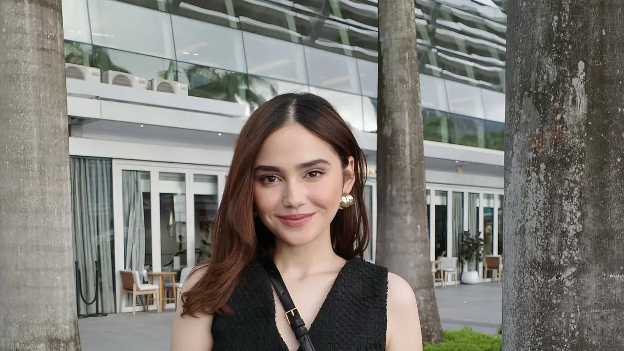 Gaya Minimalis Elegan Syifa Hadju Liburan di Singapura Serba Hitam, Jinjing Tas Rp71 Juta-an