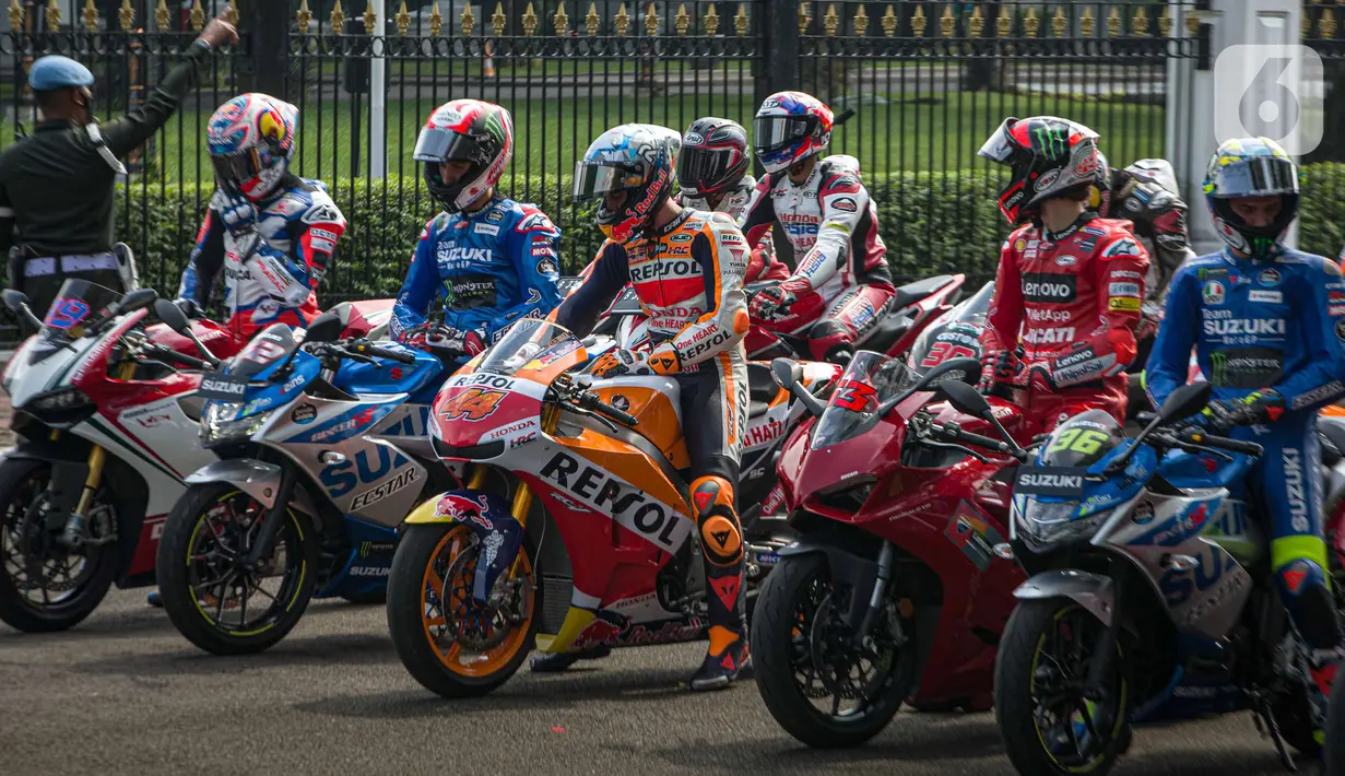 Para pembalap MotoGP bersiap mengambil start untuk melakukan parade dari depan Istana Merdeka, Jakarta Pusat, Rabu (16/3/2022). Parade MotoGP tersebut merupakan rangkaian kegiatan sebelum para pembalap berlaga di MotoGP Mandalika yang berlangsung pekan ini. (Liputan6.com/Faizal Fanani)