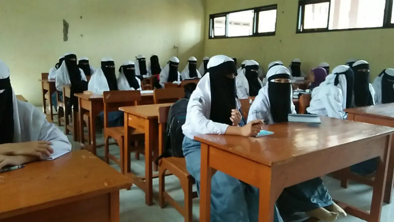Siswi SMK di Tegal Pakai Cadar