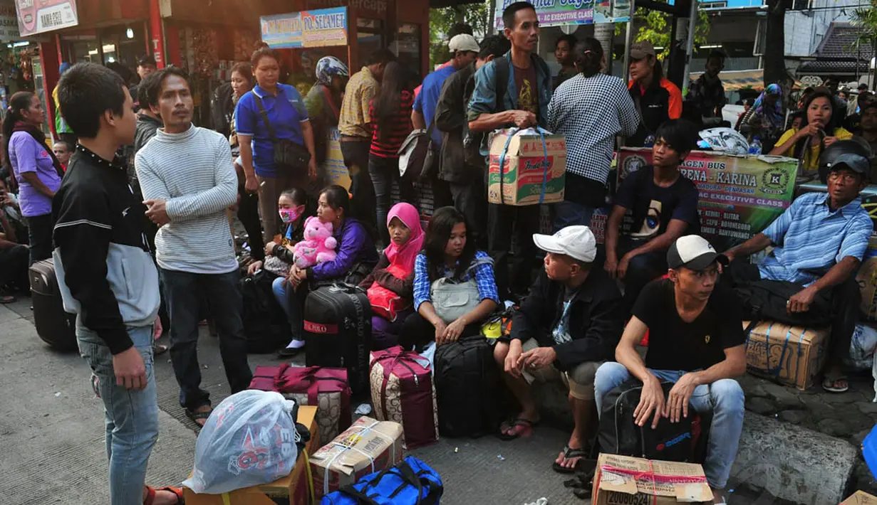 Jelang Lebaran, sejumlah pemudik memadati terminal Grogol, Jakarta, Senin (21/7/14. (Liputan6.com/Johan Tallo) 