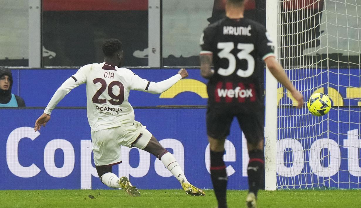 Striker Salernitana, Boulaye Dia mencetak gol penyeimbang 1-1 ke gawang AC Milan pada laga pekan ke-26 Liga Italia 2022/2023 di San Siro Stadium, Milan, Selasa (14/3/2023) dini hari WIB. (AP Photo/Luca Bruno)