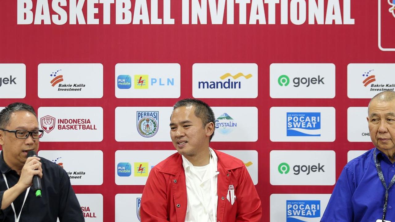 Ketua Umum PP Perbasi, Danny Kosasih (baju biru), Ketua Badan Tim Nasional, Syailendra S. Bakrie (baju merah), Head Marketing LOC, Stephen Walangitang (baju hitam) memberikan keterangan saat konferensi pers di Indonesia Arena, Senayan, Jakarta, Kamis (27/