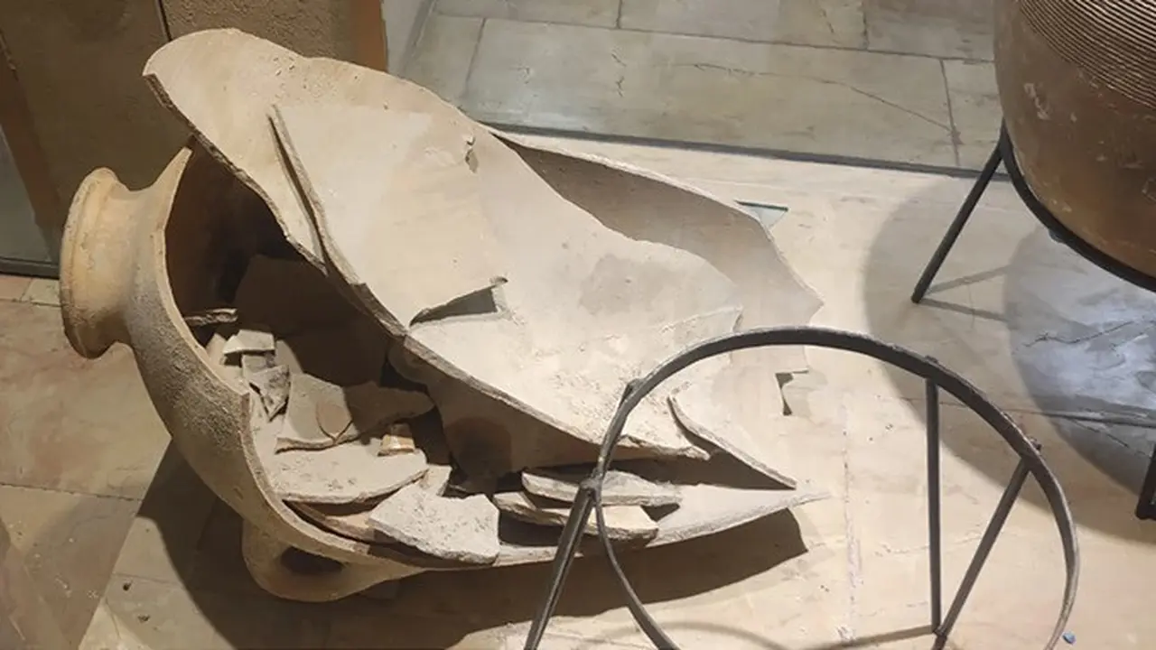 Penampakan kondisi guci langka berusia 3.500 tahun di Museum Hecht, Israel, yang dijatuhkan oleh seorang bocah laki-laki pada Jumat (23/8/2024).