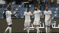 Penyerang Real Madrid, Karim Benzema (kedua kanan) berselebrasi usai mencetak gol ke gawang Barcelona pada semifinal Piala Super Spanyol di Stadion King Fahd, Riyadh, Arab Saudi, Kamis (13/1/2022). Real Madrid akan bertemu pemenang Atletico Madrid vs Athletic Bilbao di Final. (AP Photo/Hassan Ammar)