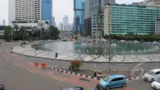 Sejumlah kendaraan saat melintas di kawasan Bundaran HI, Jakarta, Jumat (3/4/2015).  Kondisi jalanan lengang disebabkan libur panjang yang bertepatan libur paskah dan banyaknya masyarakat Jakarta yang berlibur ke luar kota. (Liputan6.com/Herman Zakharia)