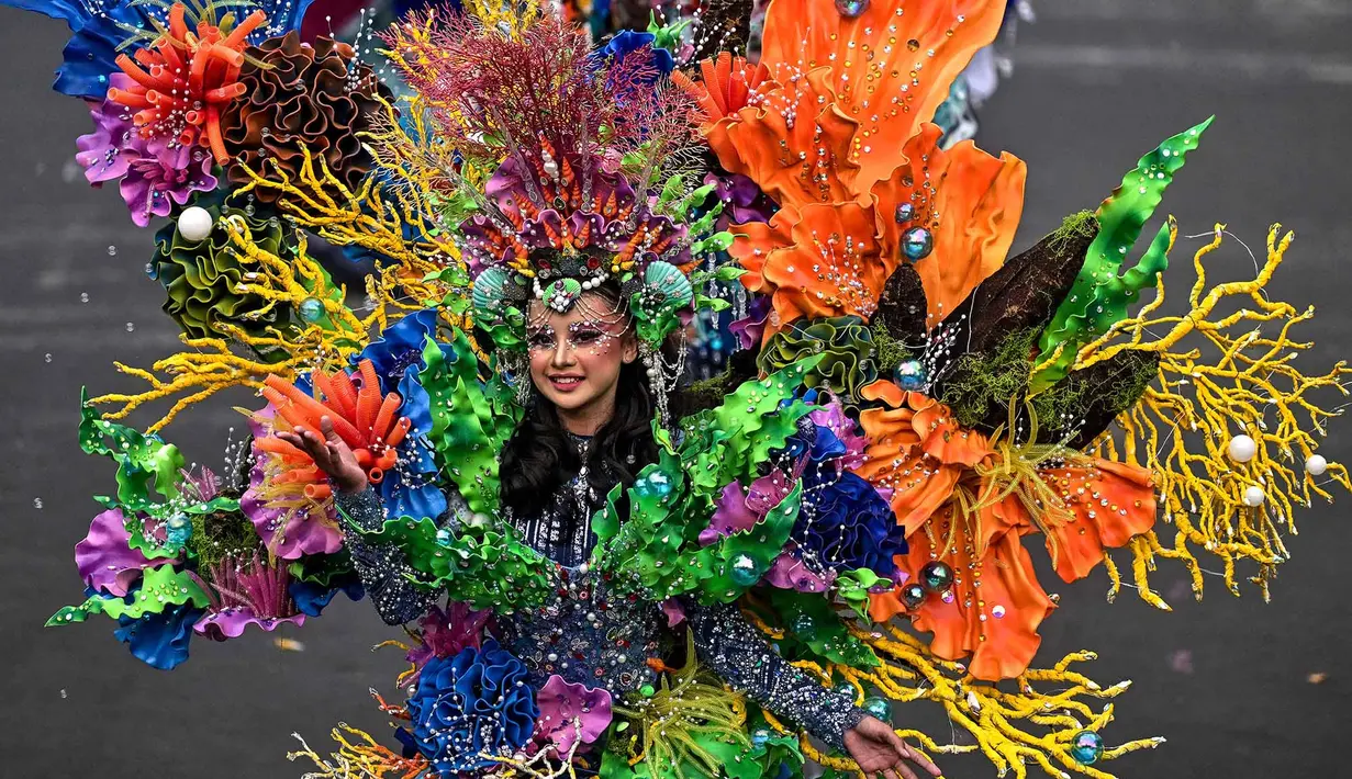 Peserta yang mengenakan kostum bertema HEAL (Kemanusiaan, Bumi, dan Kehidupan) mengikuti Jember Fashion Carnaval (JFC) ke-24 di Jember, Jawa Timur, Minggu (26/7/2026). (AFP/ Juni Krsiwanto)