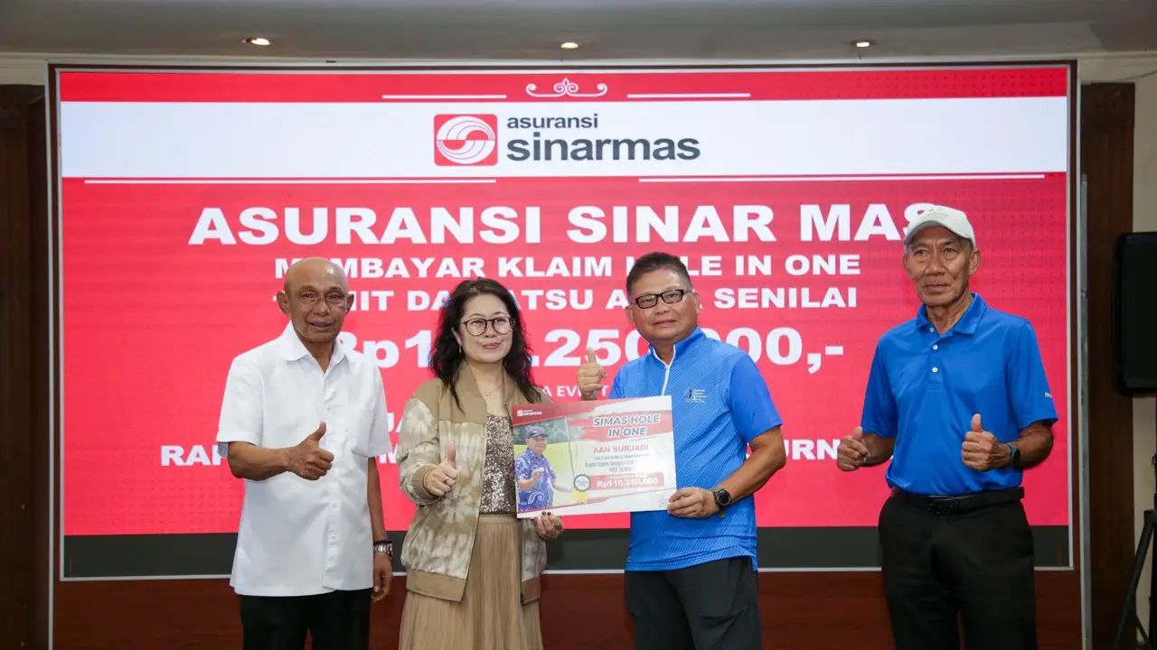 Pembayaran klaim Hole In One oleh Asuransi Sinar Mas dalam waktu 2 hari kerja dan pembayaran klaim bencana banjir di Gorontalo senilai Rp 104 juta. (Dok Sinar Mas)