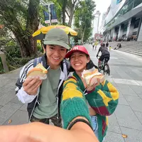 Di tengah sibuknya shooting, Angga Yunanda dan Shenina Cinnamon tetap meluangkan waktu untuk quality time. Kali ini, keduanya berlibur ke Singapura. (Instagram/shenacinnamon).