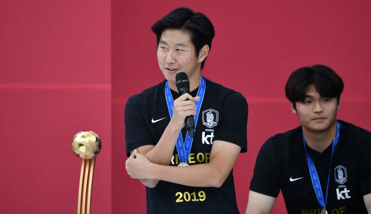 <p>Pemain Timnas Korea Selatan, Lee Kang-in memberikan sambutan saat upacara penyambutan Timnas Korea Selatan U-20 di Seoul, 17 Juni 2019. Lee Kang-in terpilih menjadi pemain terbaik pada ajang tersebut. Ia juga sukses mengantarkan Skuad Taeguk Warriors ke partai final meski harus kalah 1-3 dari Ukraina. (AFP/Jung Yeon-je)</p>