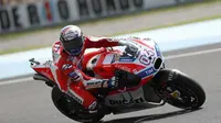 Pebalap Suzuki, Andrea Dovizioso, hanya menempati posisi ke-14 pada latihan bebas kedua MotoGP Argentina di Termas de Rio Hondo, Jumat (7/4/2017). (EPA/David Fernandez)