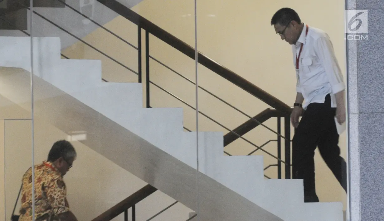 Anggota DPR Fraksi PAN, Sukiman menaiki tangga menuju ruang pemeriksaan di Gedung KPK, Jakarta, Rabu (20/2). Sukiman diperiksa terkait kasus dugaan suap pengurusan dana perimbangan Kabupaten Pengunungan Arfak, Papua. (Merdeka.com/Dwi Narwoko)