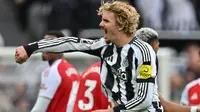 Penyerang Newcastle United asal Jerman bernomor punggung 27, Nick Woltemade, merayakan gol pembuka dalam pertandingan Premier League antara Newcastle United dan Arsenal di St James' Park, Newcastle-upon-Tyne, Inggris timur laut, pada 28 September 2025. (ANDY BUCHANAN/AFP)