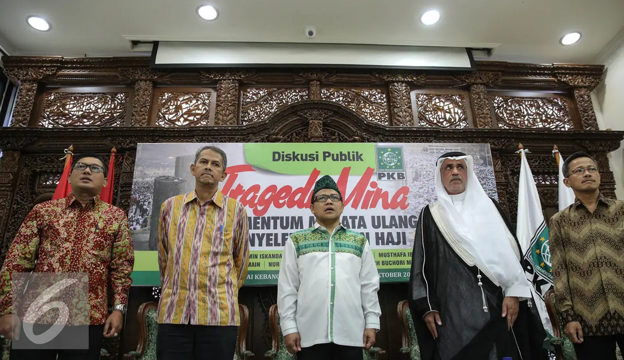Ketua PKB, Muhaimin Iskandar (tengah) dan Dubes Saudi Arabia Musthafa Ibrahim Al Mubarak (kedua kanan) saat diskusi Tragedi Mina di Jakarta, Kamis (1/10/2015). Diskusi membahas situasi jamaah haji Indonesia paska tragedi Mina. (Liputan6.com/Faizal Fanani)