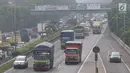 Truk melintas di ruas Jalan Tol Lingkar Luar Jakarta, Jumat (25/5). Guna mengantisipasi kemacetan saat Asian Games, pemerintah akan segera menguji coba pembatasan truk pada Juni 2018 mendatang. (Liputan6.com/Immanuel Antonius)