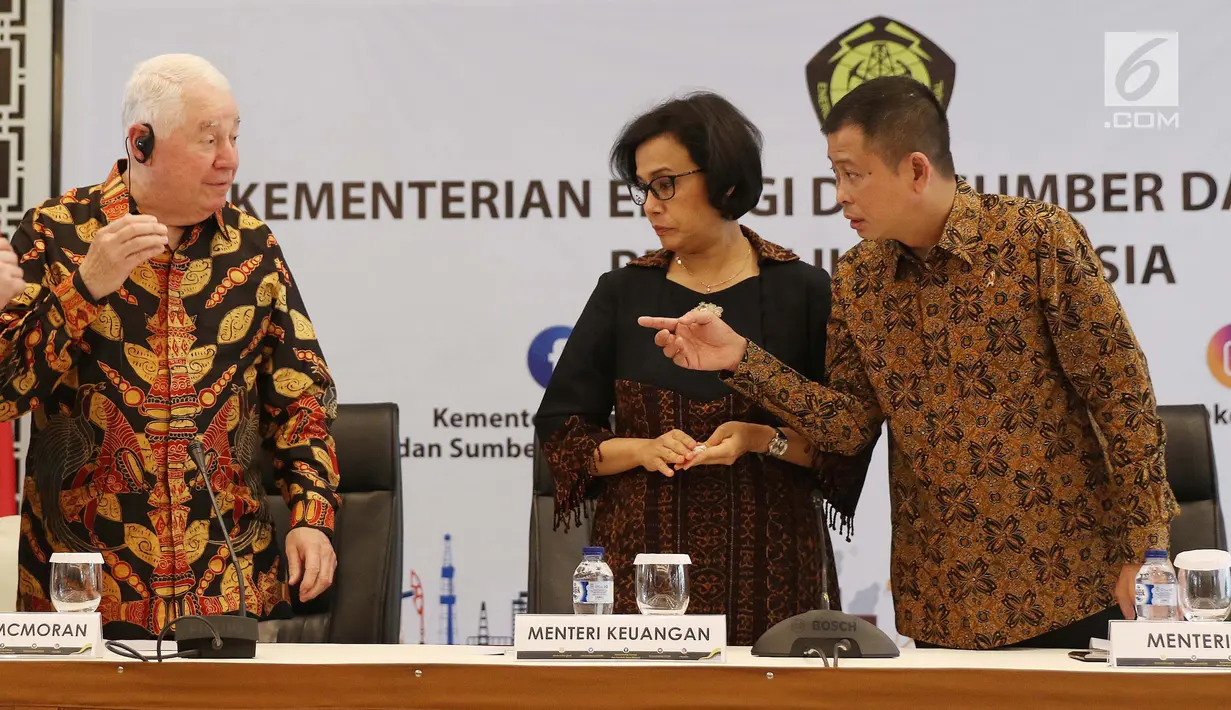 CEO Freeport McMoran Richard Adkerson (kiri), Menkeu Sri Mulyani (tengah) dan Menteri ESDM Ignasius Jonan (kanan) jelang jumpa pers hasil perundingan pemerintah dengan Freeport Indonesia di Jakarta, Selasa (29/8). (Liputan6.com/Angga Yuniar)