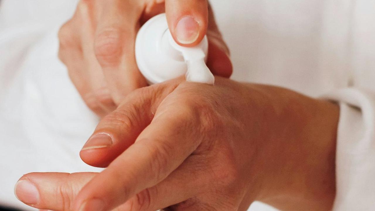 Gunakan Produk Perawatan Kulit yang Lembut<br>