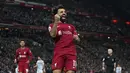 Penyerang Liverpool Mohamed Salah berselebrasi setelah mencetak gol kedua timnya ke gawang Wolverhampton Wanderers pada laga tunda Liga Inggris pekan ke-7 di Anfield, Rabu (2/3/2023) dini hari WIB. Liverpool membungkam Wolverhampton Wanderers dengan skor 2-0. (Peter Byrne/PA via AP)