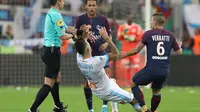 Penyerang Marseille, Lucas Ocampos (putih) terjatuh setelah bersinggungan dengan penyerang Paris Saint-Germain (PSG), Neymar, pada laga lanjutan Ligue 1 2017-2018, di Stadion Velodrome, Senin (23/10/2017) dini hari WIB. Laga klasik tersebut berakhir 2-2.