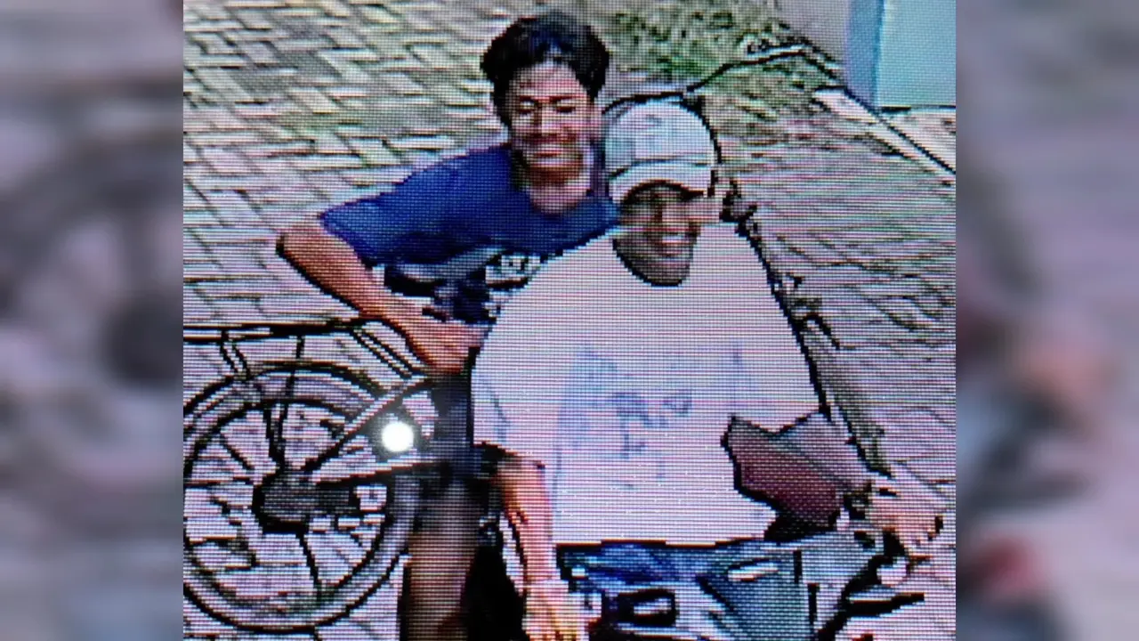 Tangkapan layar rekaman kamera CCTV saat dua maling sepeda senyum sumringah.