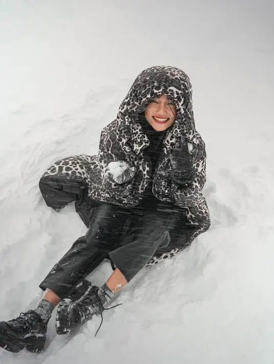 Fuji memadukan gayanya dengan celana panjang hitam, dan boots yang juga berwarna hitam. Tambahan detail belt dari luxury brand dan pulasan lipstik merah merona menjadi sesuatu yang kontras namun menyempurnakan keseluruhan gaya Fuji di sini. [Foto: Instagram/fuji_an]