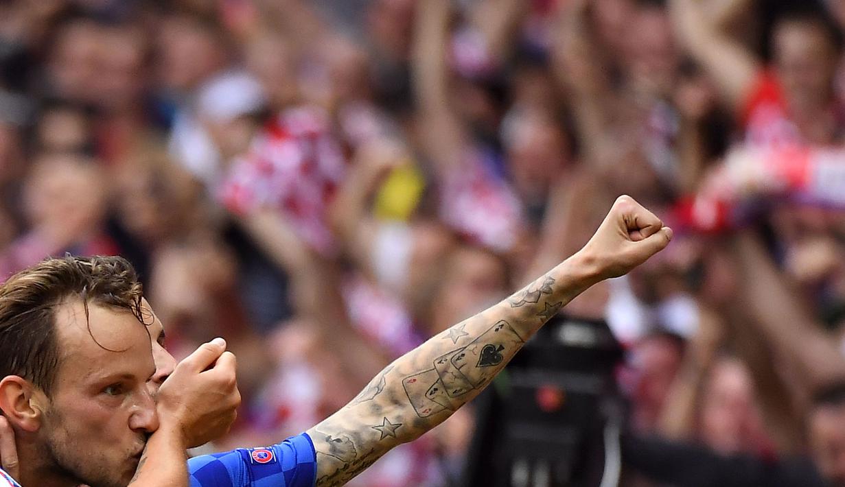 Tato salah satu pemain Kroasia yang bergambar kartu saat melawan Republik Ceska pada laga grup D Euro Cup 2016 di Stadion Geoffroy-Guichard, Saint-Etienne, (18/6/2016) WIB. (AFP/Joe Klamar)