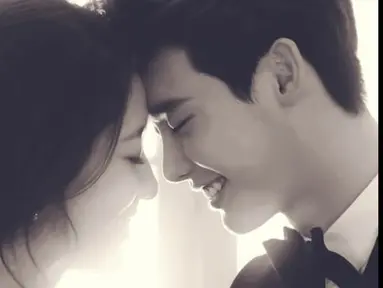 Pernikahan Park SHin Hye dan Lee Jong Suk terlihat khidmat sekaligus syahdu seperti acara sungguhan dalam drama Pinocchio. (dramafever.com)