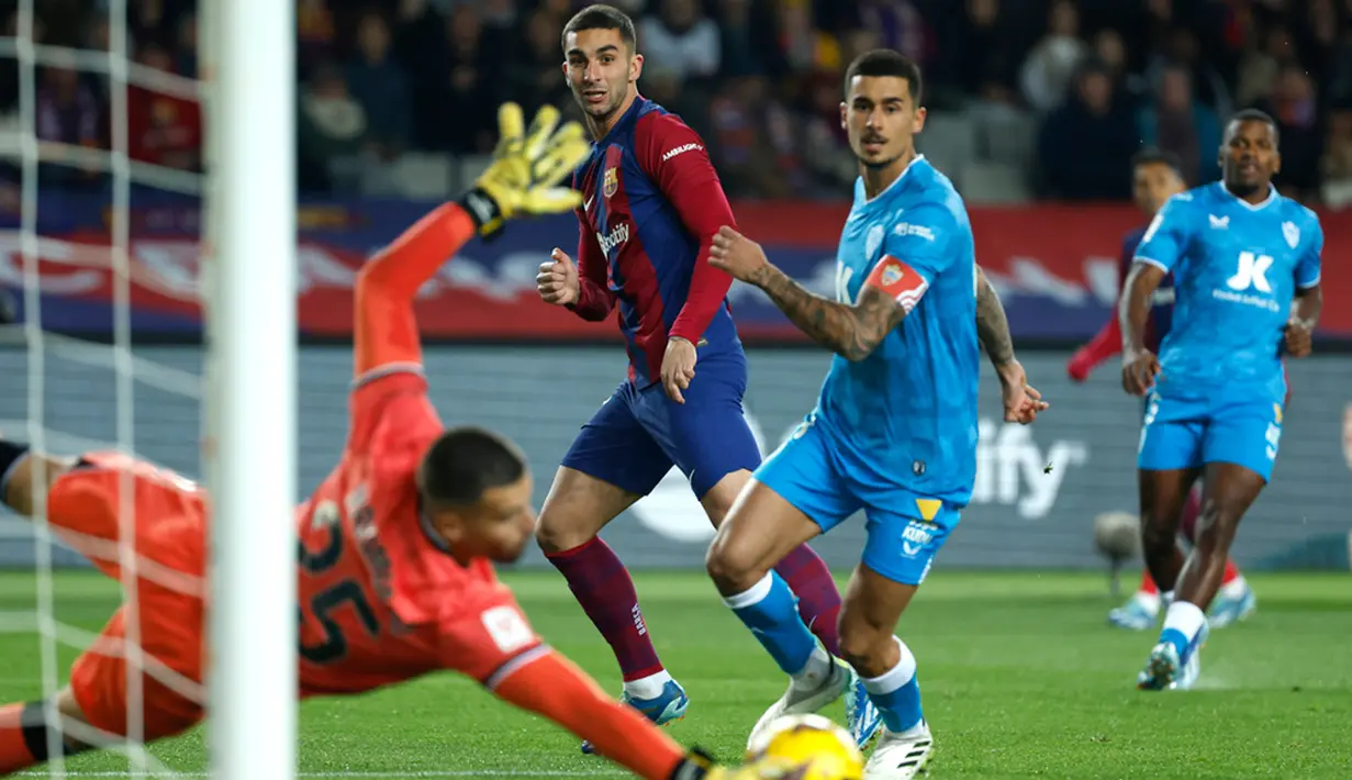 Meski menghadapi tim papan bawah, Barcelona tak mudah untuk kalahkan Almeria. Barcelona harus menunggu sampai menit ke-33 untuk cetak gol pertama lewat Raphinha. (AP Photo/Joan Monfort)