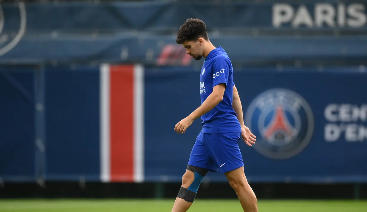 Gelandang Paris Saint-Germain (PSG) Vitinha, tiba untuk sesi latihan menjelang laga matchday 1 Grup H Liga Champions kontra Juventus di Saint-Germain-en-Laye di luar Paris, Senin (5/9/2022). Juventus maupun PSG mempunyai pemain yang mengesankan di skuadnya dan ingin memenangkan pertandingan UEFA Champions League ini. (Photo by FRANCK FIFE / AFP)