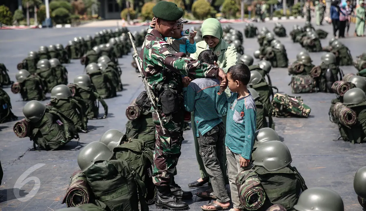 Kebersamaan personel TNI-AD dan keluarganya di Pelabuhan Kolinlamil, Jakarta, Senin (9/5). Sebanyak 450 personel TNI-AD dari Satgas Yonif Para Raider 330 inf 1 Kostrad dilepas untuk misi pengamanan perbatasan RI-PNG. (Liputan6.com/Faizal Fanani)