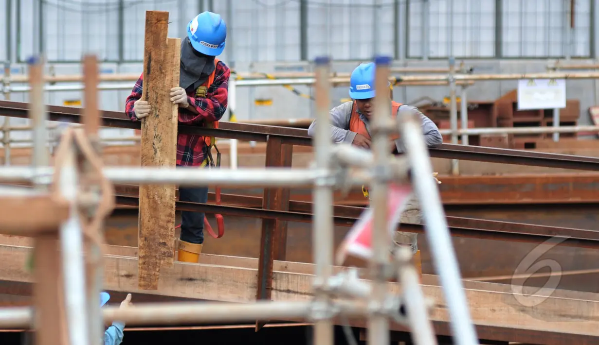 Pekerja menyelesaikan proyek pembangunan Mass Rapid Transit (MRT) di Jakarta, Kamis (12/3/2015). Forum Indonesia untuk Transparansi Anggaran memperkirakan proyek MRT akan terbengkalai apabila kisruh di DPRD tidak cepat teratasi (Liputan6.com/Johan Tallo)