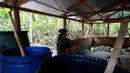 Polisi antinarkotika Kolombia menggerebek laboratorium pembuatan kokain di tengah hutan, Desa Calamar, Guaviare, Kolombia, Selasa (2/8). Kolombia sedang melakukan operasi besar memberantas budidaya koka.(REUTERS/John Vizcaino)