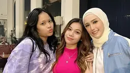 Tak hanya dekat dengan ibu sambung Kiesha Alvaro, mantan kekasih Jordi Onsu ini juga sangat dekat adik Kiesha yakni Shakiena Azalea. Dalam foto ini terlihat jika artis berusia 23 tahun ini sudah sangat akrab dengan Shakiena. Tak hanya itu, Frislly Herlind juga bubuhkan komentar di kolom komentar unggahan Adelia Pasha dan menyebut Adelia dengan sebutan mami. (Liputan6.com/IG/@adeliapasha)