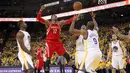 Pemain Houston Rockets, Dwight Howard (12) kehilangan kontrol saat melakukan tembakan saat melawan Golden State Warriors pada babak pertama Playoffs NBA di Oracle Arena,  Oakland, Selasa (19/4/2016) WIB. (Cary Edmondson-USA TODAY Sports)