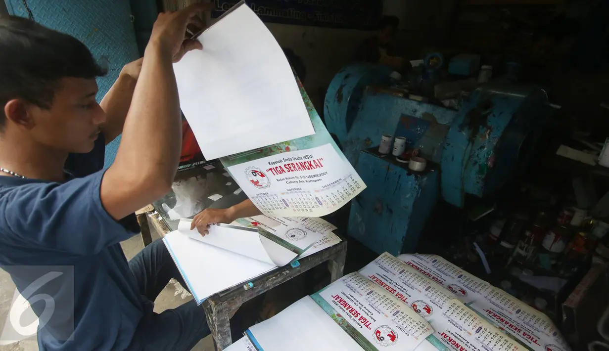 Pekerja mengecek pesanan kalender di tempat produksi, kawasan Senen, Jakarta, Selasa (13/12). Menjelang pergantian tahun, pesanan kalender meningkat hingga 50% dengan harga rata-rata Rp6ribu-Rp20ribu per buah. (Liputan6.com/Immanuel Antonius)